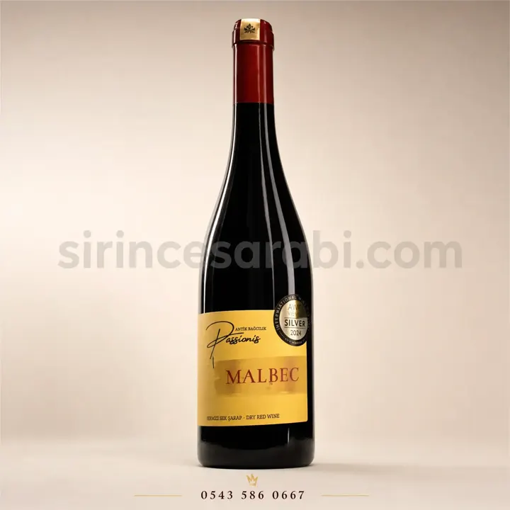 Koyu renkli Malbec üzümünden üretilen ödüllü kırmızı sek şarap şişesi.